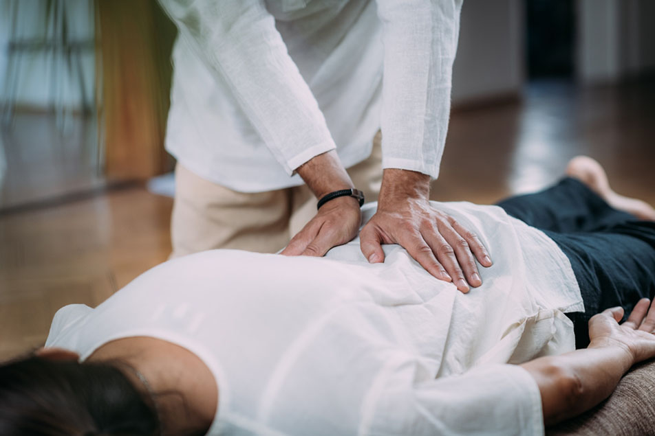 Shiatsu derék masszázs a kanapé ülésén